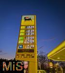 02.03.2026,  Roth in Bayern (Franken), Aktuelle Spritpreisanzeige an einer ARAL-Tankstelle, nach dem Kriegerischen Einfall der USA in Iran haben sich die Spritpreise erh�ht. 